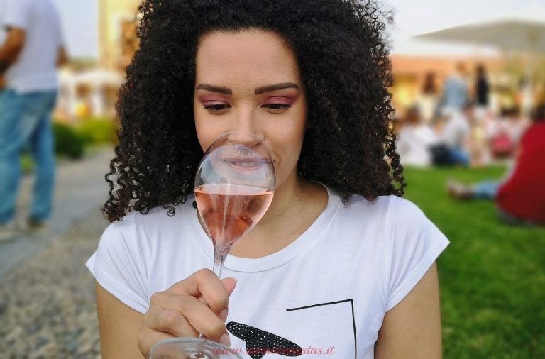 Il mio primo Festival Franciacorta Lara Invinovenustas con calice Rosé Cantina Ferghettina Festival Franciacorta