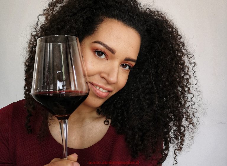App Vitae AIS un aiuto per scegliere vini e cantine Lara Invinovenustas con calice vino rosso per anteprima blog post app Vitae